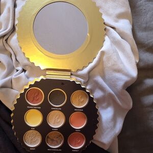 Chocolate-Inspired Eyeshadow Palette: Reese Luvrs